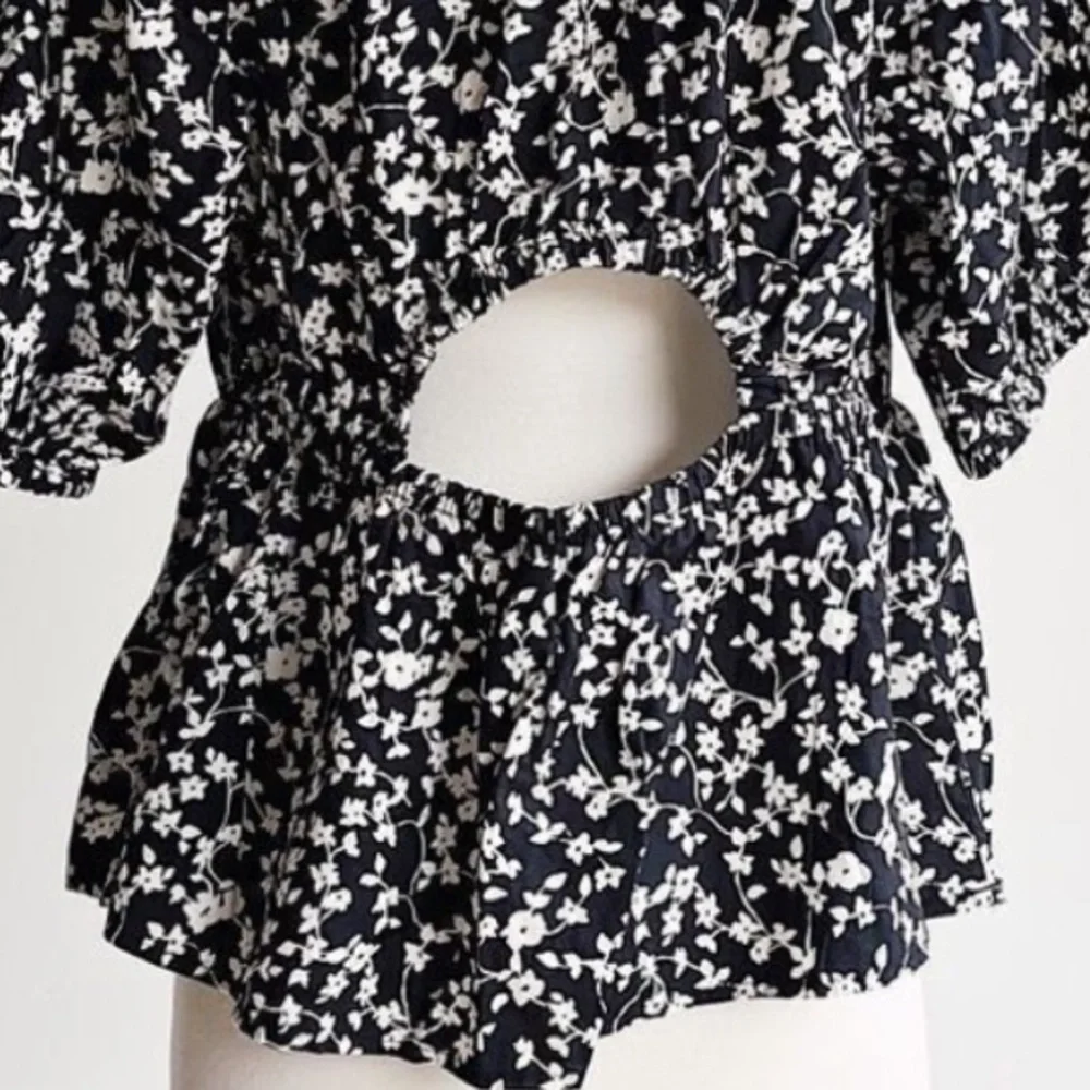 Old Navy sz L black & white floral cut out short puff sleeve pleated peplum top